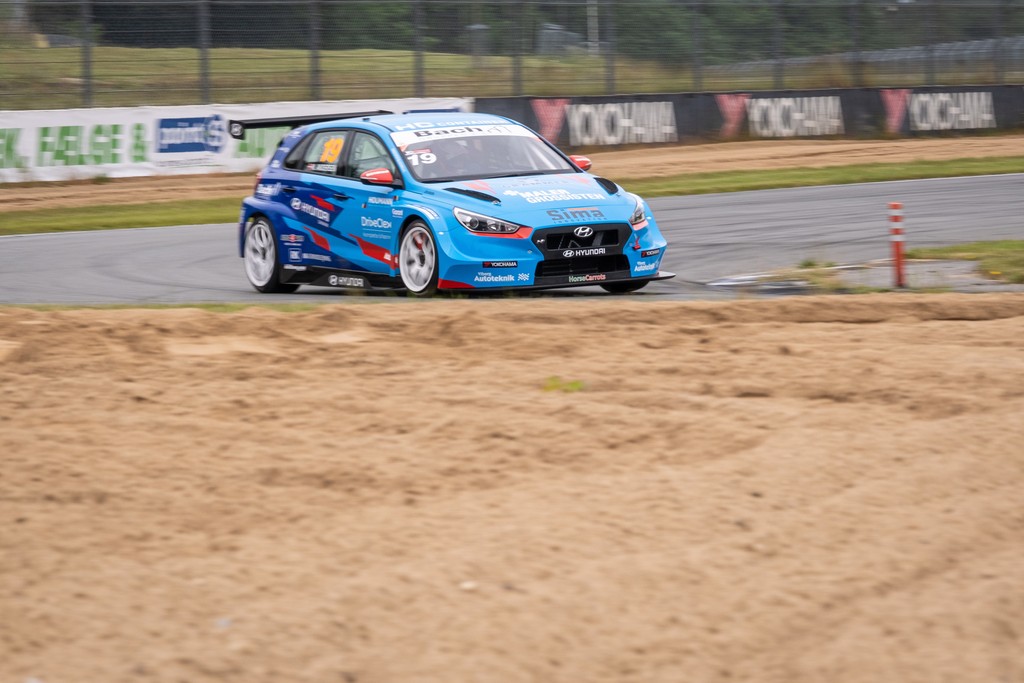 Martin Andersen og Hyundai fortsatte de gode takter og var hele vejen en trussel i forhold til kampen om pole position. Viborgenseren åbner fra 3. position i morgen.
(Foto: Kim Gripping/TCR Denmark)